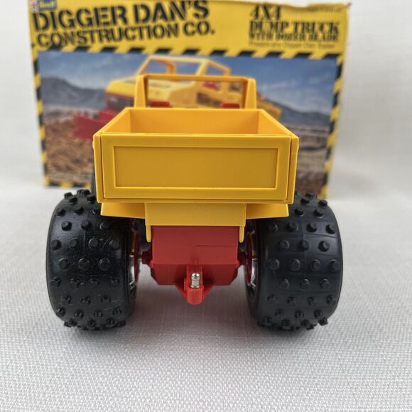 1984 Revell Digger Dan's Construction 4x4 Dump Truck Dozer Blade-  Works!‎ Rare! - Picture 8 of 16